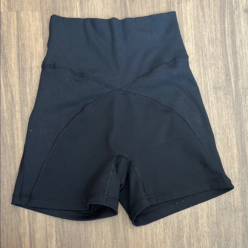 aerie black biker shorts! 🖤🐆